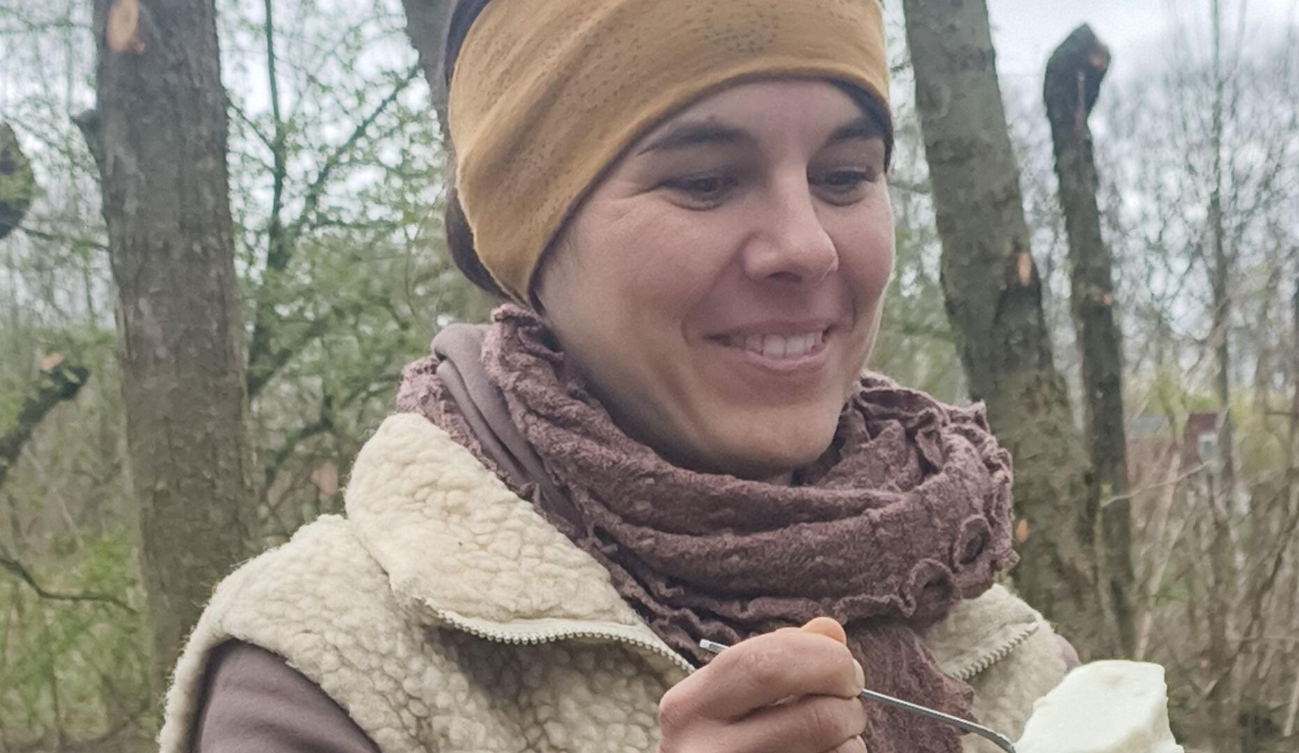 Lara, die einen Löffel Joghurt entnimmt